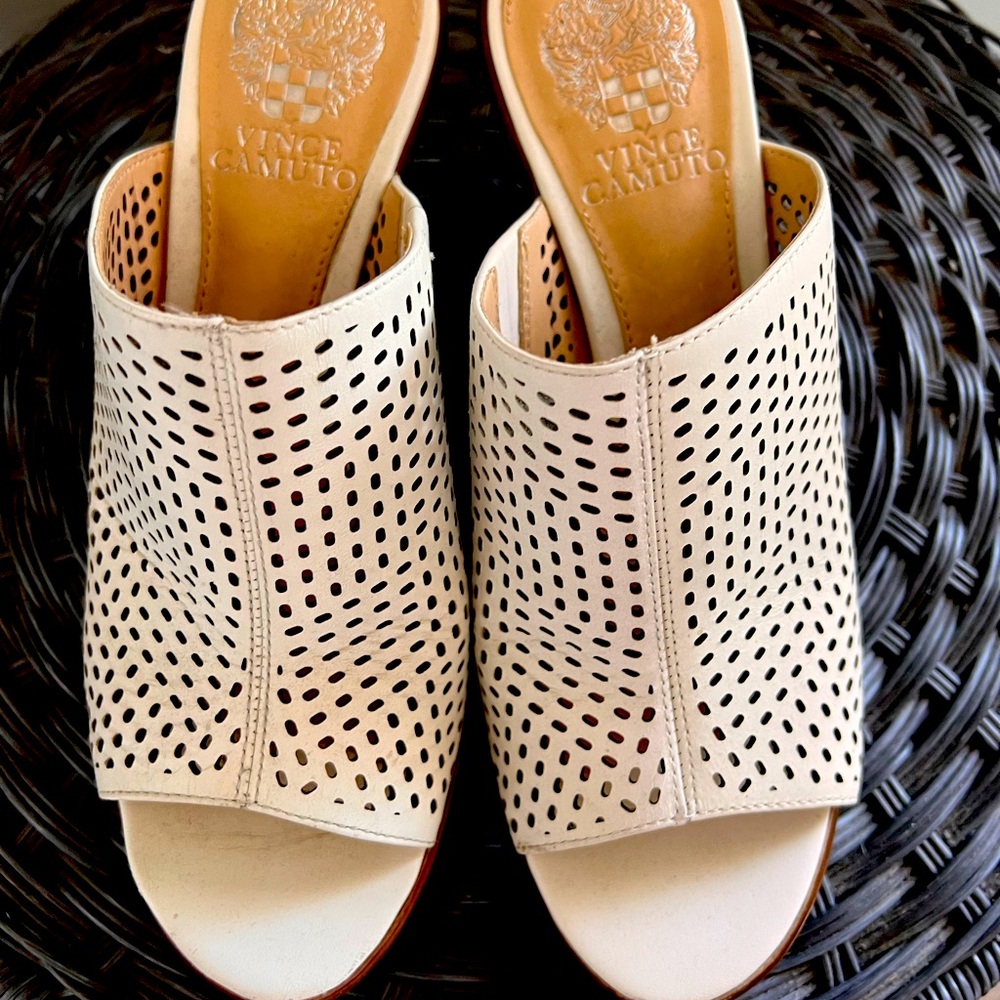 VINCE CAMUTO Genuine leather sandals/slides